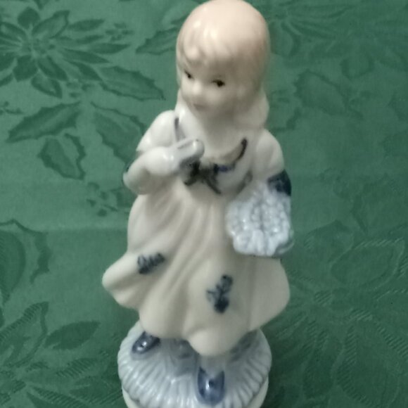 Vintage small blue and white girl figurine - Picture 1 of 2